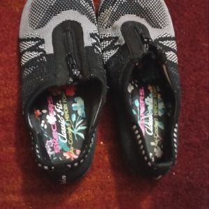 Sketchers Classic Fit memory foam size 6.5 womens